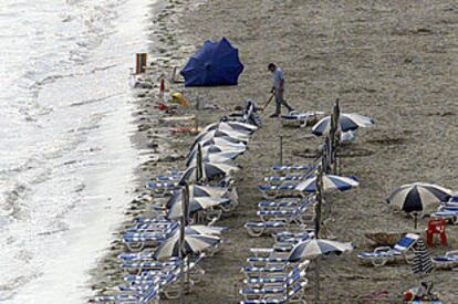 Un artificiero rastrea la Gran Playa de Santa Pola, desalojada tras la llamada de ETA, en busca de un supuesto artefacto que no llegó a ser localizado.