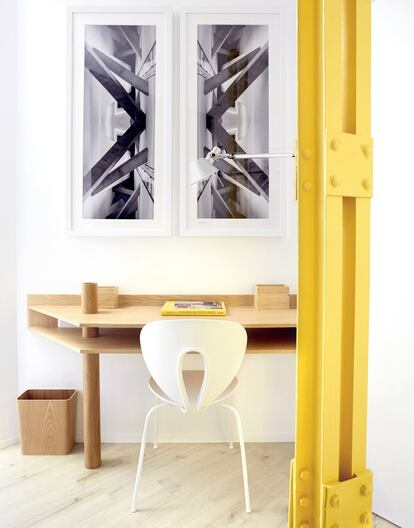 Alrededor de otro de los pilares de hierro amarillo se organiza la zona de trabajo. El escritorio es un diseño de Asdrúbal, al igual que la obra gráfica que cuelga de la pared.