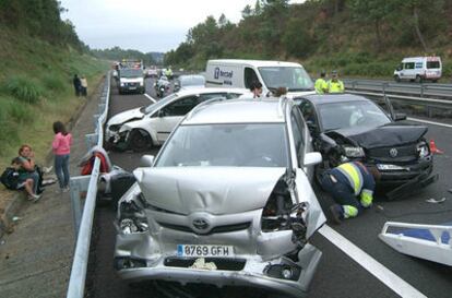 A última hora de ayer, una persona perdió la vida en un accidente en la Autovía de O Salnés a la altura de Sanxenxo,  dirección O Grove. Hubo, además, varios heridos de distinta consideración. Horas antes, un tramo de la AP-9 había sido cortado durante dos horas por otro aparatoso accidente.