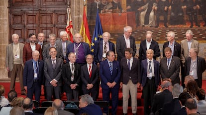 El presidente de la Generalitat, Carlos Mazón (4º d), el presidente ejecutivo de la Fundación Valenciana Premios Rei Jaume I, Javier Quesada (2º d), y el presidente de la Fundación Valenciana Premio Rey Jaime I, Vicente Boluda (c), posan con los Premios Nobel del jurado durante el acto de proclamación de los ganadores.