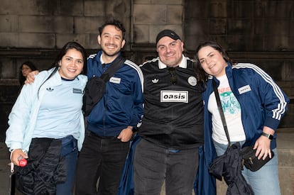 Varios fans se juntan para una fotografía. 