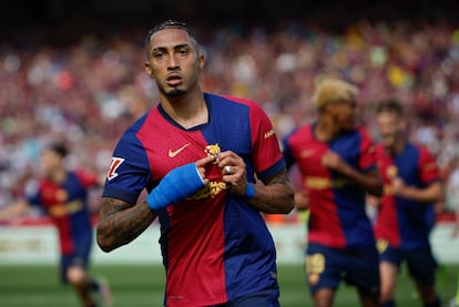 El delantero del Barcelona Raphinha celebra el cuarto gol.