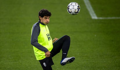 Jesus Vallejo, en un entrenamiento con el Granada.