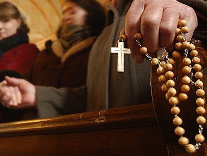 Mujeres rezando en la iglesia de Santa María de Wadowice (Polonia).