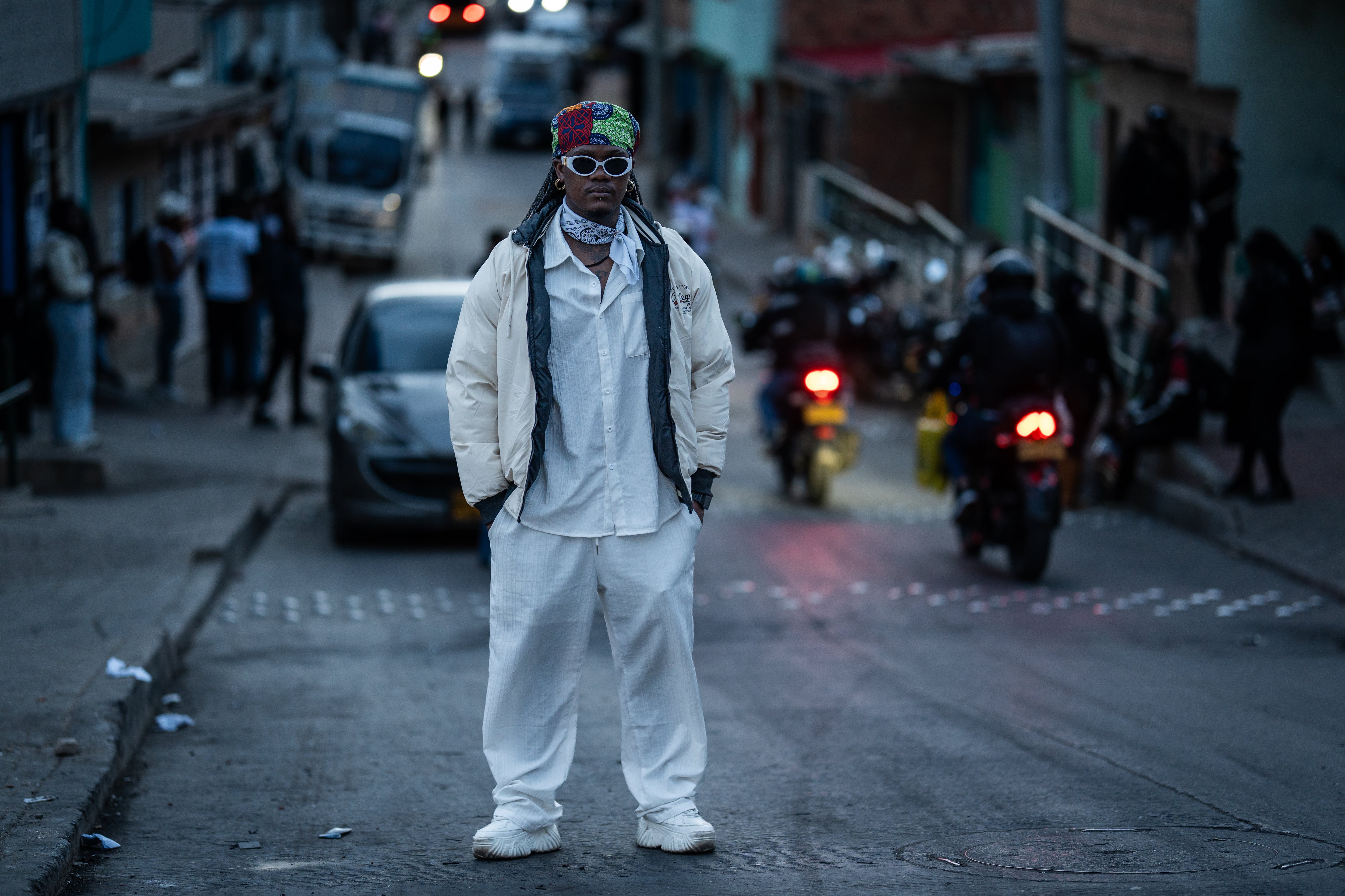 Yeison Martínez, profesor de danza de la comunidad, en el barrio Caracolí, Ciudad Bolívar, este jueves.