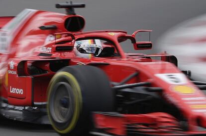 El piloto alemán de la escudería Ferrari, Sebastian Vettel, en una curva del circuito de Montmeló (Barcelona), el 13 de mayo de 2018.
