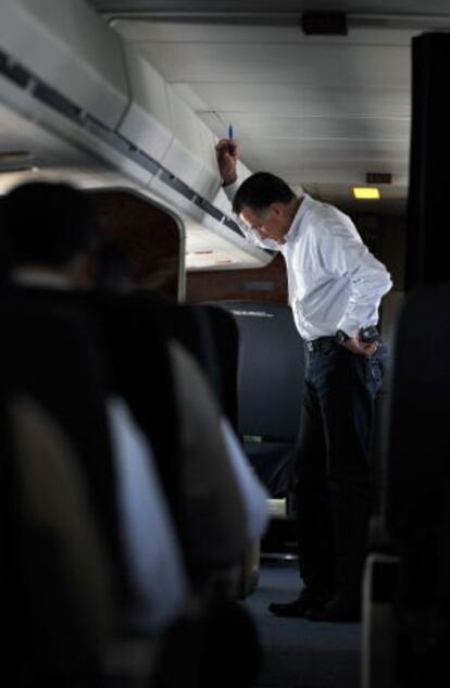 El candidato republicano a bordo de su avión de campaña.