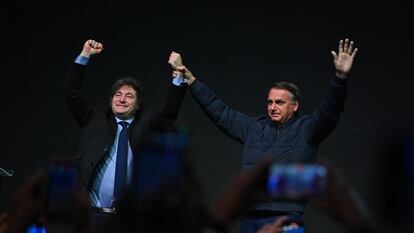 El presidente de Argentina, Javier Milei, junto al expresidente de Brasil, Jair Bolsonaro, participa en la conferencia del Conservative Political Action Conference (CPAC), este domingo en Brasil.