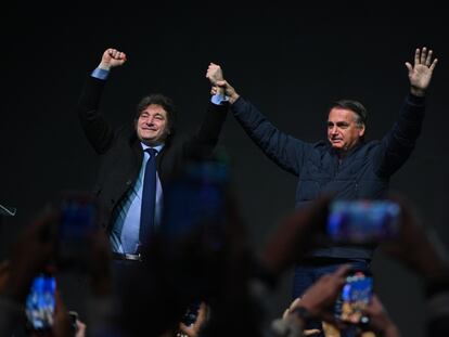 El presidente de Argentina, Javier Milei, junto al expresidente de Brasil, Jair Bolsonaro, participa en la conferencia del Conservative Political Action Conference (CPAC), este domingo en Brasil.