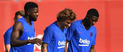 Umtiti, Griezmann y Dembélé, en la última sesión del Barça.