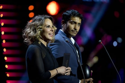 Los mexicanos Kate del Castillo y Tenoch Huerta, durante la ceremonia.