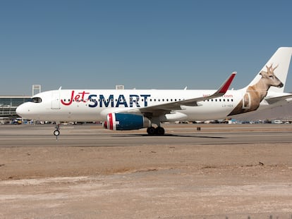 Un avión de JetSmart aterriza en Santiago (Chile).