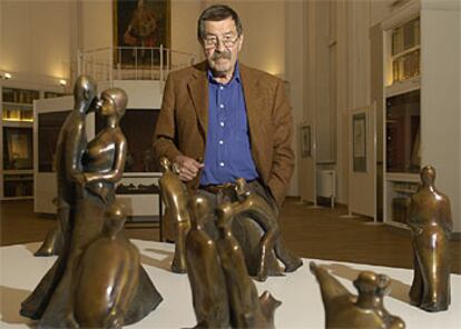 Günter Grass, junto a un grupo de esculturas que se exhibe en la iglesia Paulina de Gotinga.