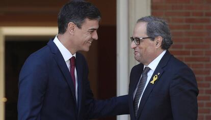 Pedro Sánchez i Quim Torra se saluden a la Moncloa, en la reunió del 9 de juliol.