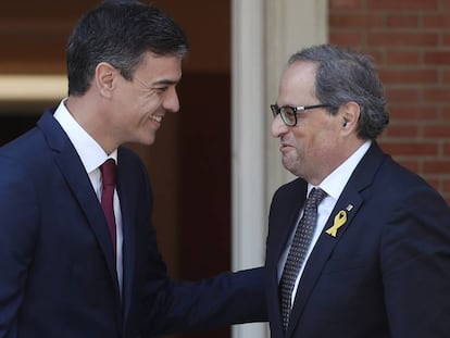 Pedro Sánchez i Quim Torra se saluden a la Moncloa, en la reunió del 9 de juliol.