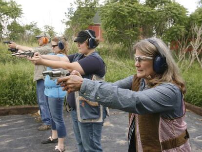 Una familia practica como manejar un arma en Grand Rapids (Michigan).