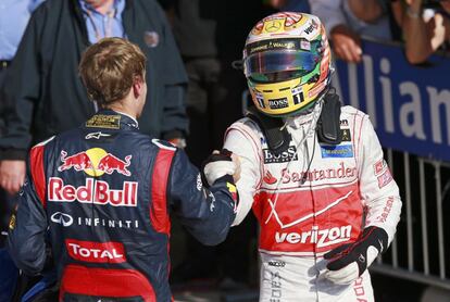 Sebastian Vettel felicita a Lewis Hamilton.