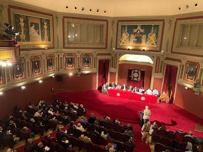 La junta mensual del Ateneo, en el salón de plenos, este miércoles.