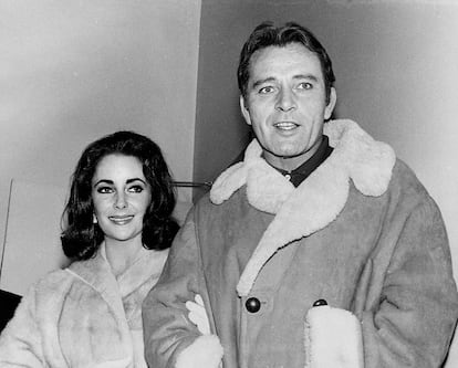 Richard Burton y Elizabeth Taylor, una de las parejas intermitentes favoritas de Hollywood, en una fotografía tomada en 1964 en Toronto (Canadá).  