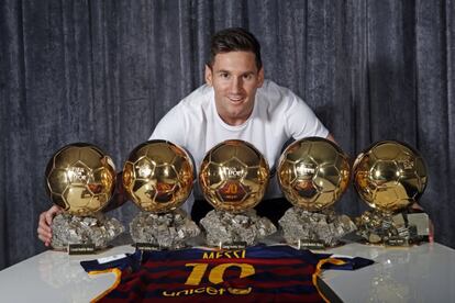 El 11 de enero del 2016, el argentino recibió el último de sus cinco Balones de Oro. En la imagen posa con todos ellos y una camiseta del Barcelona.