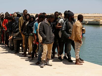 Un grupo de migrantes detenidos después de ser interceptados en el mar por los guardacostas libios, este lunes en Gasr Garabulli, en el noroeste de Libia.