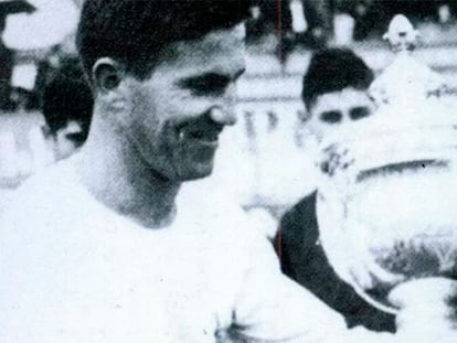 Eduardo Dapena Lis, 'Cholo', recibe un trofeo, durante su época de jugador del Pontevedra CF.