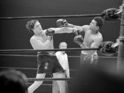 Los boxeadores Muhammad Ali (dcha) y Oscar Bonavena (izda) en el Madison Square Garden en New York, el 7 de diciembre de 1970.