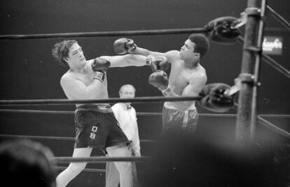 Los boxeadores Muhammad Ali (dcha) y Oscar Bonavena (izda) en el Madison Square Garden en New York, el 7 de diciembre de 1970.