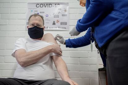 El Profesor Martin Veller, Decano de la Facultad de Ciencias de la Salud de la Universidad de Witwatersrand, es tratado con una vacuna experimental para el coronavirus COVID-19 en la Unidad de Investigación de Patógenos Respiratorios y Meníngeos (RMPRU) del Hospital Chris Hani Baragwanath de Soweto el 14 de julio de 2020. Seis médicos y científicos de la Facultad de Ciencias de la Salud de la Universidad de Wits se han ofrecido como voluntarios para participar en el primer ensayo de la vacuna en Sudáfrica. 

