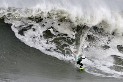 El tamaño de las olas era muy inferior de lo deseado. En la imagen, el portugués Nic Von Rupp rindió a un gran nivel imponiéndose en la tercera ronda.