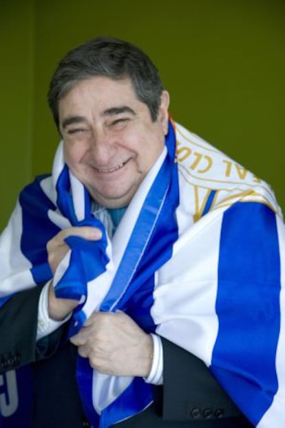 Augusto César Lendoiro, con una bandera del Depor.