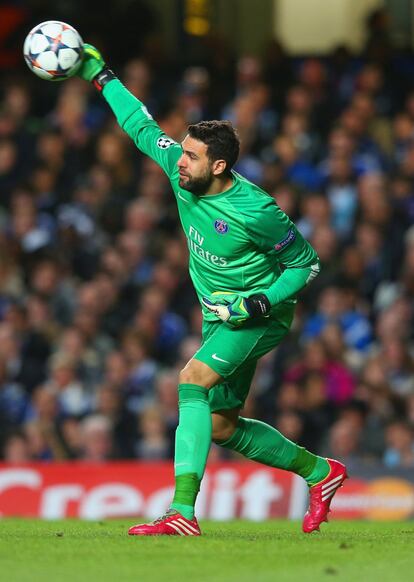 Salvatore Sirigu en el encuentro. 