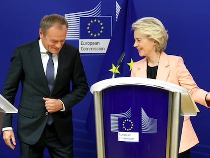 El aspirante a primer ministro en Polonia, Donald Tusk, y la presidenta de la Comisión Europea, Ursula von der Leyen, comparecen juntos en Bruselas, el pasado 25 de octubre.