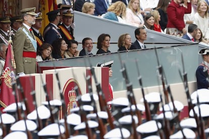 El rey Felipe VI junto a algunos de los miembros del Gobierno durante el desfile de las Fuerzas Armadas este viernes en Madrid.
