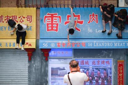Un grupo de personas interactúa con una de las piezas en exhibición de una exposición del artista argentino Leandro Erlich titulada "Los confines del gran vacío" en el Museo de Arte CAFA en Beijing (China).