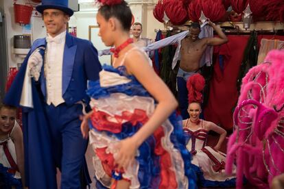 Megan, Alexandre, Courtney, Reece, Jonah y Jessica en el backstage del Moulin Rouge en París, el 3 de julio de 2018.