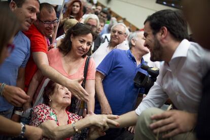 Alberto Garzón saluda a los asistentes al acto político en Sevilla.