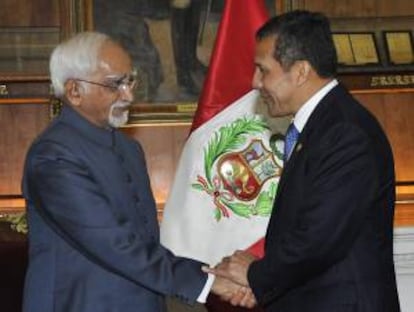 Fotografia cedica el pasado 28 de octubre por la Presidencia de Perú en la que se registro al vicepresidente de la India, Mohammad Hamid Ansari (i), al estrechar la mano del presidente de Perú, Ollanta Humala (d), en Lima (Perú). EFE/Archivo