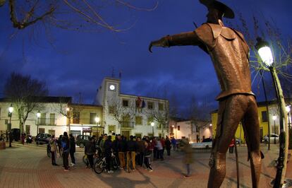 Un terremoto de 5,2 de magnitud, con epicentro en Ossa de Montiel (Albacete), a 87 kilómetros de Albacete, ha sacudido la zona centro de España alrededor de las 17,16 horas, según ha informado el Instituto Geográfico Nacional (IGN). En la imagen, ciudadanos se concentran en el centro de la localidad.