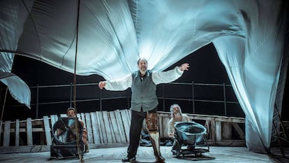 De izquierda a derecha, Oscar Kapoya, Josep Maria Pou y Jacob Torres, en una escena de Moby Dick.