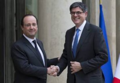 El presidente francés, François Hollande (i), da la bienvenida al secretario del Tesoro de EEUU, Jack Lew, antes del encuentro que mantuvieron en el palacio del Elíseo en París, Francia, hoy, martes 7 de enero de 2014.