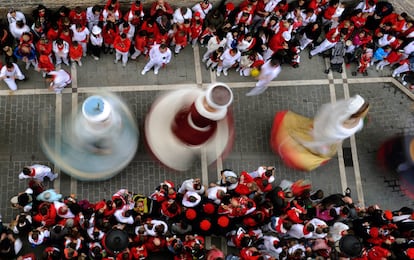 Desfile de la comparsa de Gigantes y Cabezudos desde el Palacio de Ezpeleta, en la calle Mayor en Pamplona.