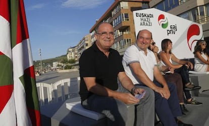 Egibar y Ortuzar unos minutos antes del al acto político de Zarautz.