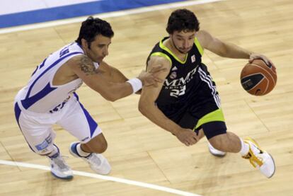 El jugador del Madrid Sergio Llull ante el del Meridiano Alicante Serkan Erdogan.