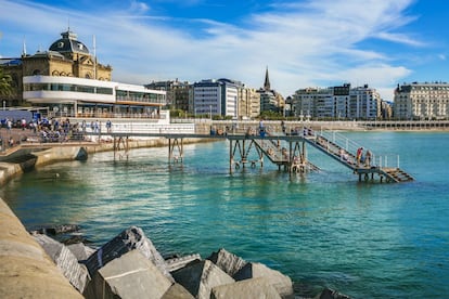 Vista del Club Náutico de San Sebastián, cerca del muelle, obra maestra del racionalismo español proyectada por José Manuel Aizpurúa.