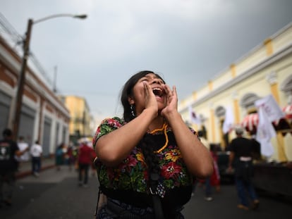 Una mujer indígena guatemalteca participa en una marcha en 2019.