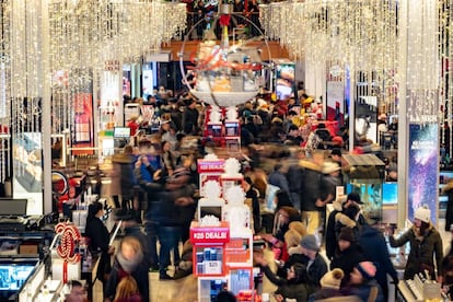 Compradores percorrem os corredores da sede da Macy's, em Nova York, em busca dos descontos durante a jornada da Black Friday.