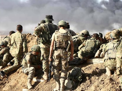 Tropas turcas y de las milicias sirias afines a Ankara en el extrarradio de la ciudad siria de Ras al Ayn.