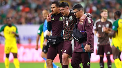 Edson Álvarez abandona la cancha tras lesionarse frente a Jamaica, en la Copa América.