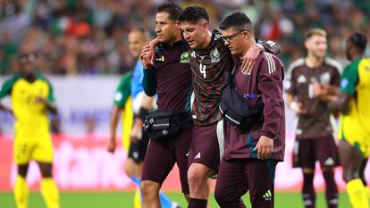 Edson Álvarez abandona la cancha tras lesionarse frente a Jamaica, en la Copa América.